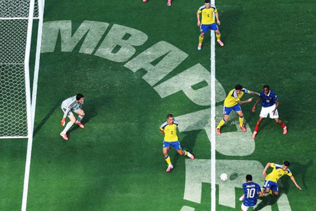 Prancis dengan gemilang mengalahkan Swedia 3-0 di babak 32 besar