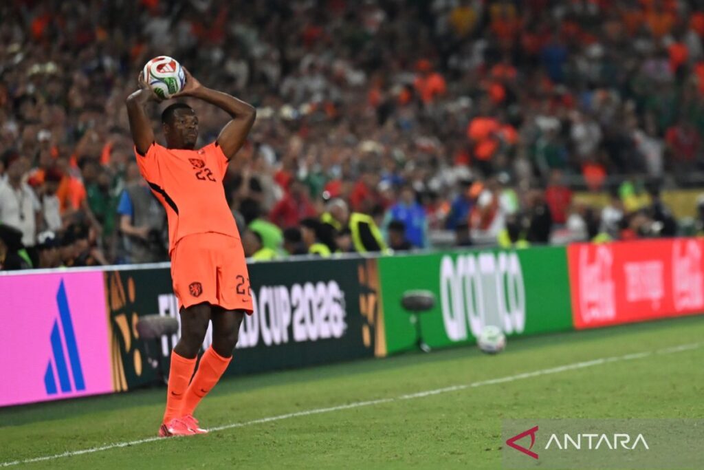 Real Madrid mengumumkan kedatangan bek kanan Denzel Dumfries