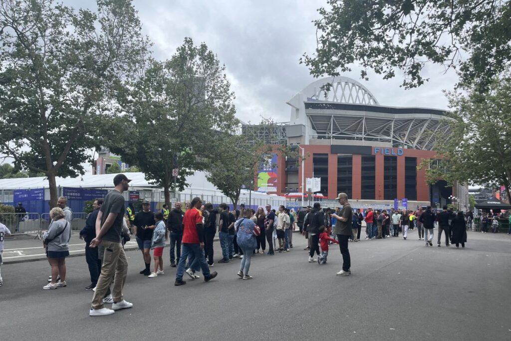 Ribuan suporter Belgia dan Senegal antri memasuki Stadion Seattle