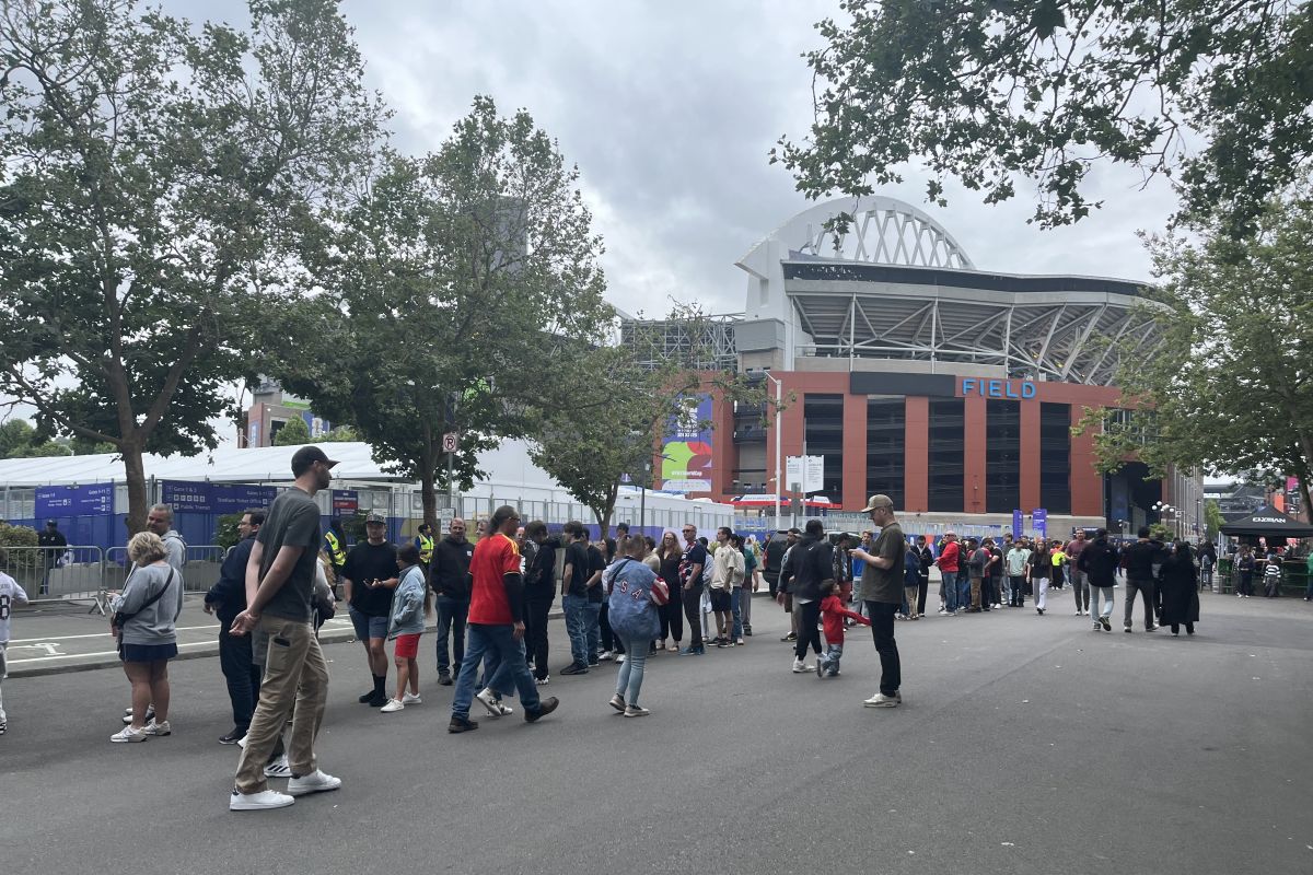 Ribuan suporter Belgia dan Senegal antri memasuki Stadion Seattle
