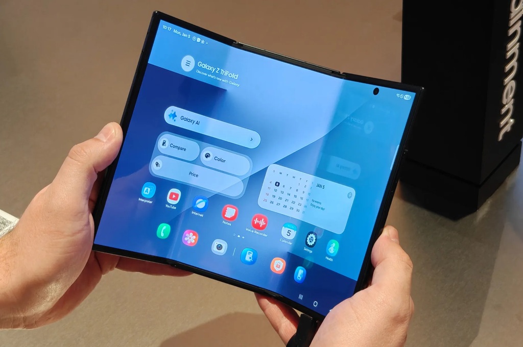 Samsung dikabarkan sedang menyiapkan ponsel lipat baru dengan layar 10 inci sekitar tahun 2027