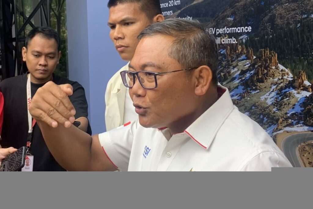 Staf teknis baru tim U-17: pelatih Nascimento, asisten Bustomi