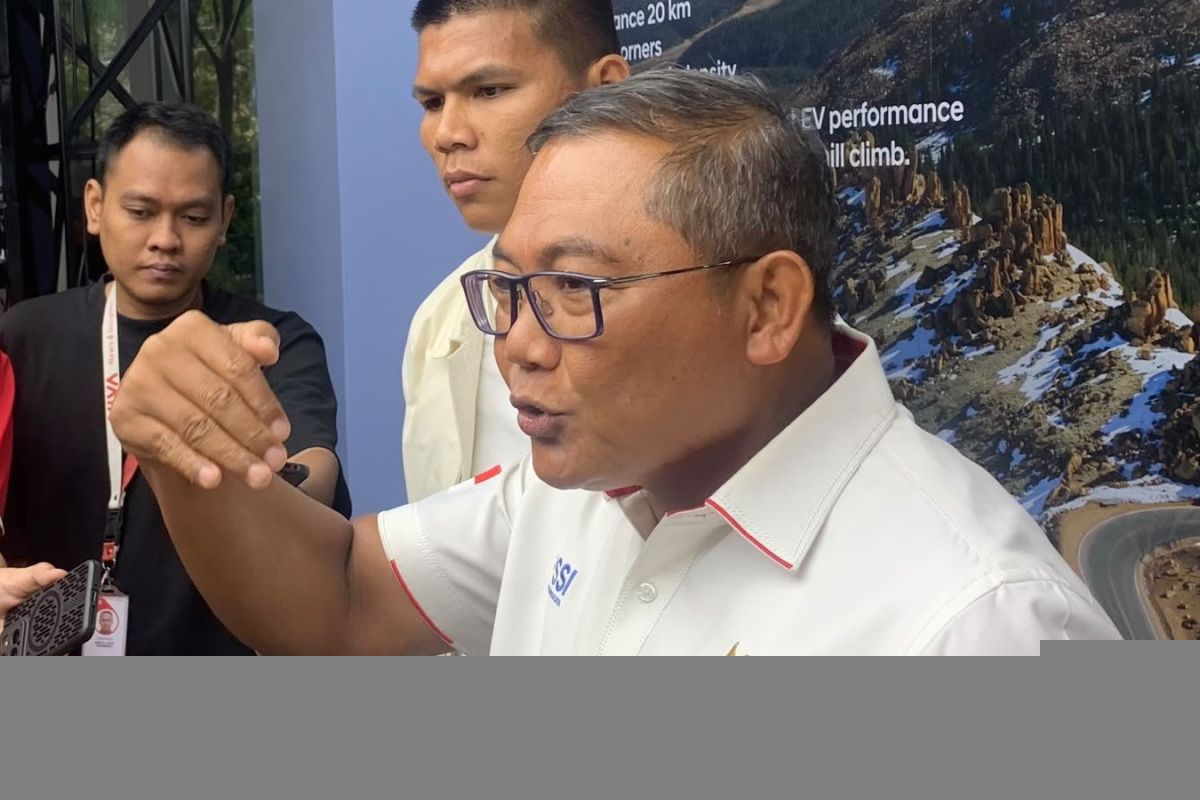 Staf teknis baru tim U-17: pelatih Nascimento, asisten Bustomi