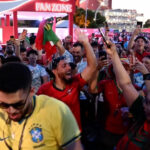 Suporter Portugal merayakan kemenangan setelah kemenangan Ronaldo atas Kroasia