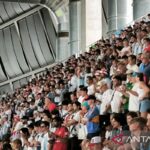 Suporter timnas Inggris dan Argentina menyanyikan lagu kebangsaan