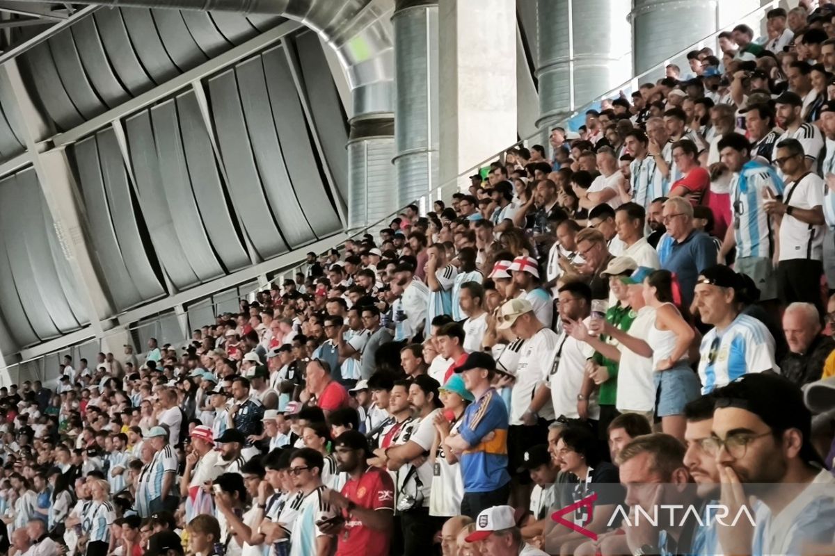 Suporter timnas Inggris dan Argentina menyanyikan lagu kebangsaan