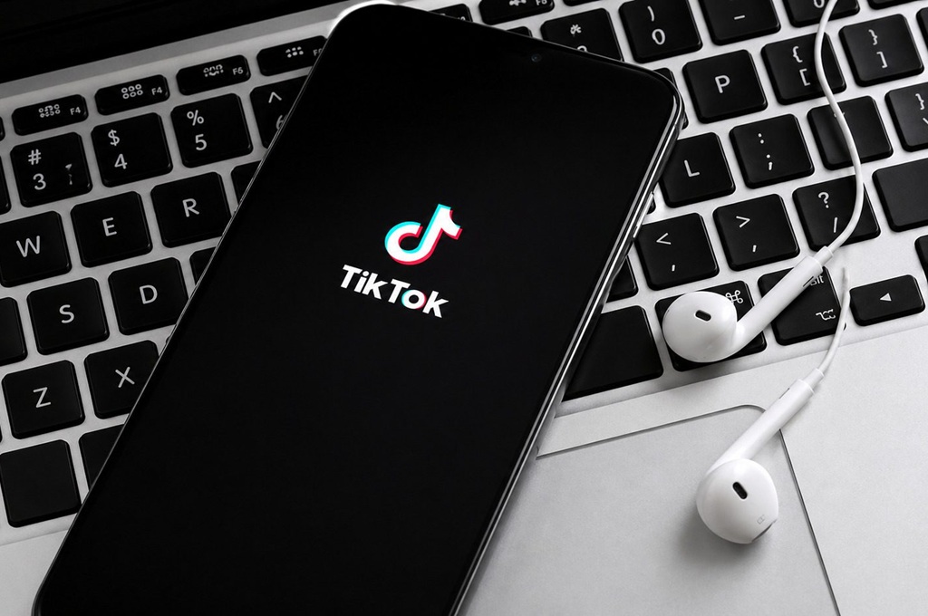 TikTok berupaya meningkatkan transparansi konten AI-nya, mulai dari deteksi spam hingga kemitraan baru
