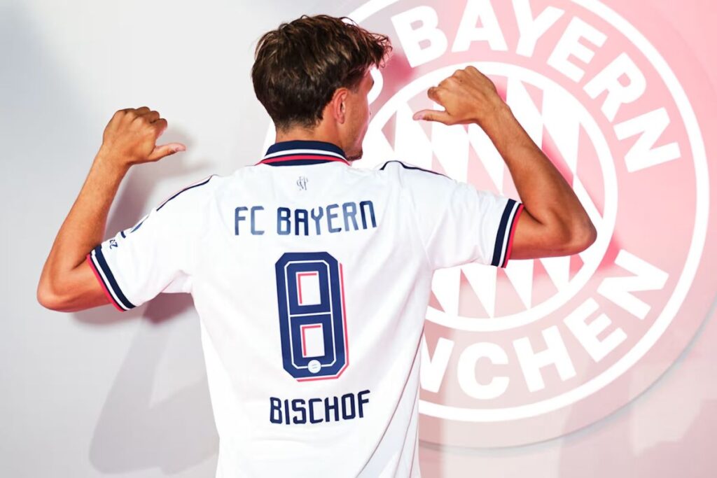 Tom Bischoff mengambil alih posisi pemain nomor 8 Bayern Munich