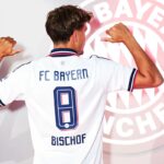Tom Bischoff mengambil alih posisi pemain nomor 8 Bayern Munich