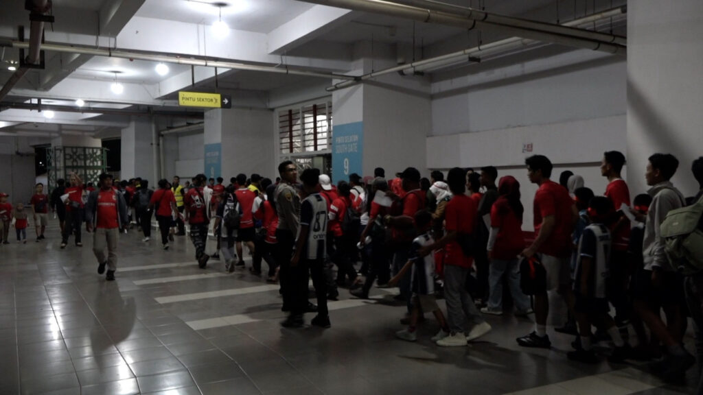 Untuk mendukung timnas Indonesia, suporter memenuhi Stadion Bakansari di Bogor