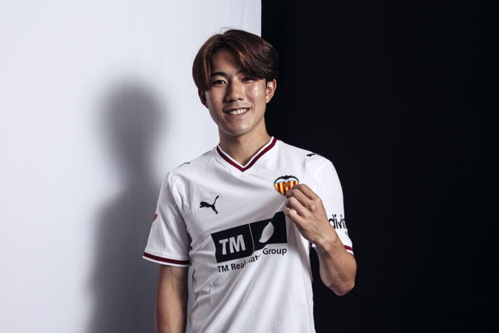 Valencia resmi merekrut gelandang Ryunosuke Sato