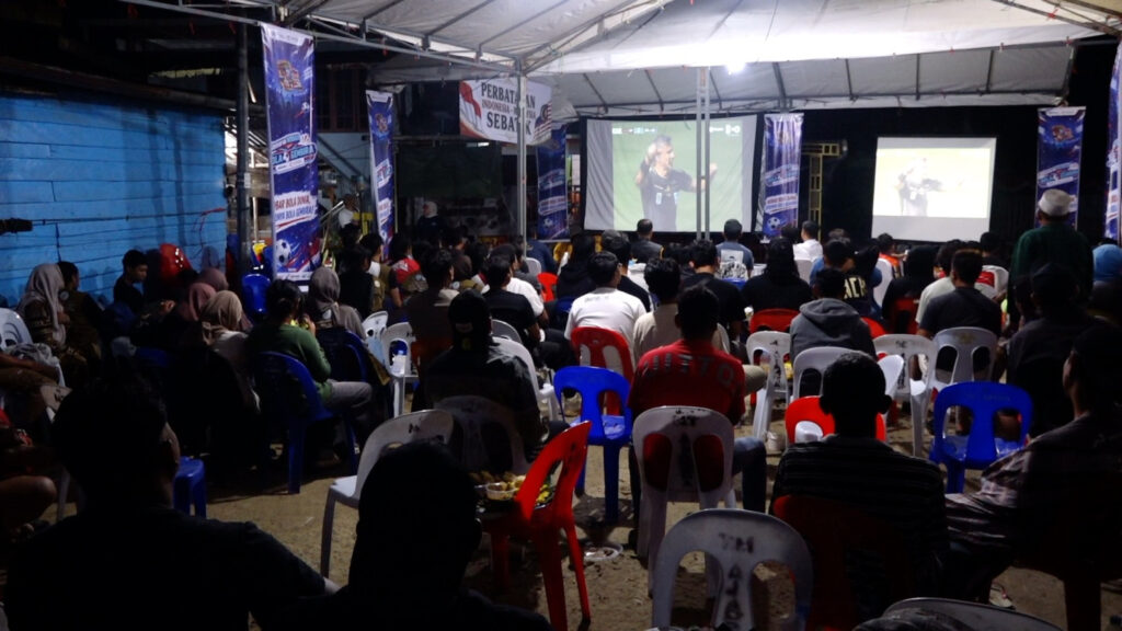 Warga Pulau Sibatec antusias menyaksikan pertandingan final antara Spanyol dan Argentina